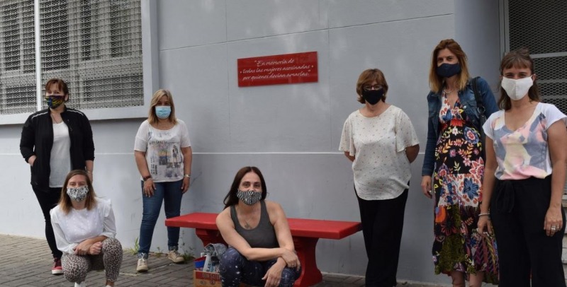 Contra la violencia: pintaron un banco rojo y colocaron plaqueta